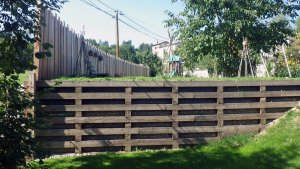 mur en rondins et traverses bois